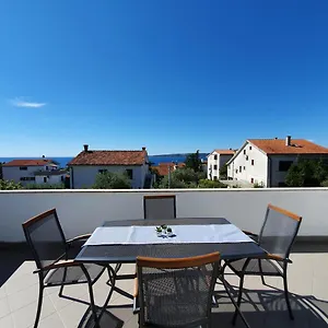 apartmani-alta.primorje-gorskikotar.com/